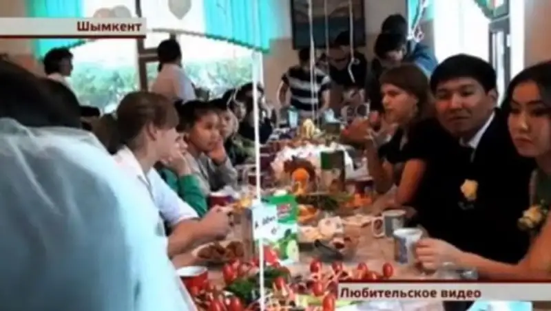 Шымкентские жених и невеста сыграли свадьбу для детей-беспризорников