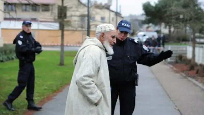 Сразу несколько мечетей подверглись нападениям во Франции