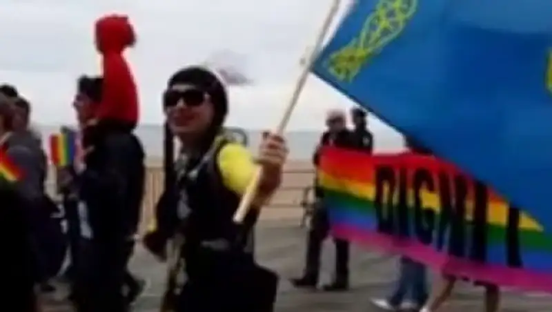 Казахстанский флаг развернули на гей-параде в Нью-Йорке
