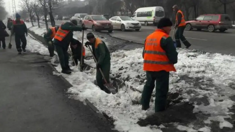 В Алматы чистят арыки