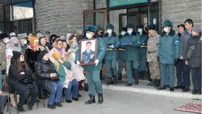 прощание, фото - Новости Zakon.kz от 13.01.2022 22:26