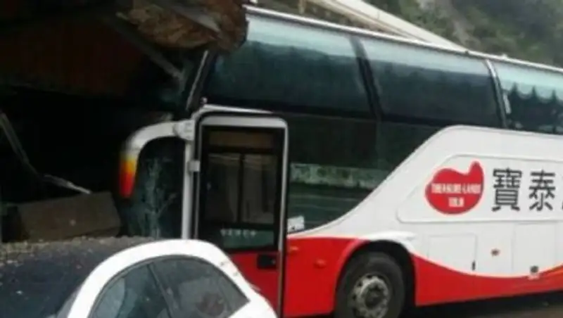 На Тайване туристический автобус врезался в дом, пострадали 4 человека