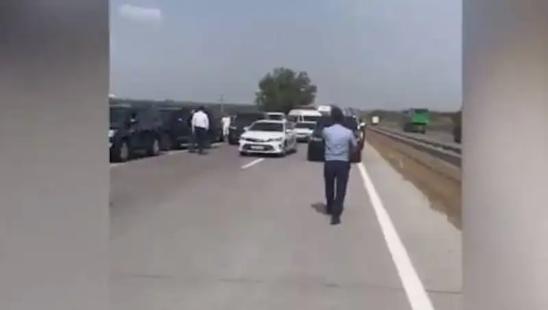 Выпускники беспредельничали на трассе в Туркестанской области