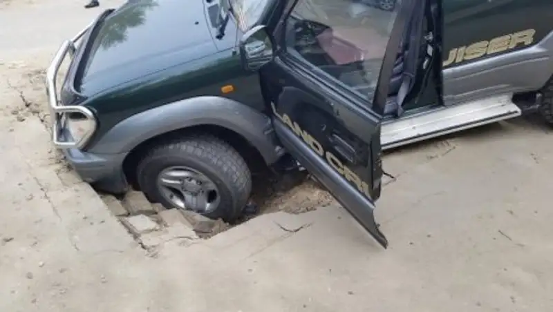 Внедорожник провалился в центре Костаная