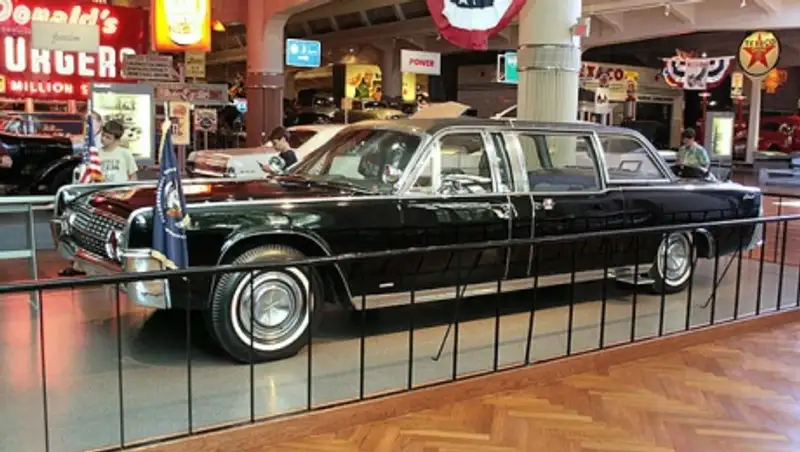 В США номерные знаки с лимузина президента Кеннеди проданы на аукционе за $100 тысяч