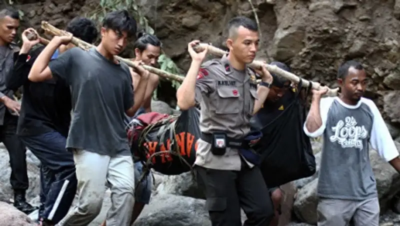 Число жертв оползней на индонезийской Суматре возросло до 15 человек