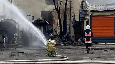 Крупный пожар на автозаправке ликвидировали в Экибастузе, фото - Новости Zakon.kz от 26.07.2023 16:00
