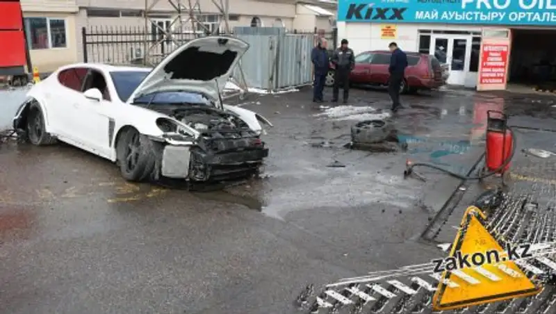 В Алматы водитель Porsche Panamera устроил разгром на АЗС и скрылся
