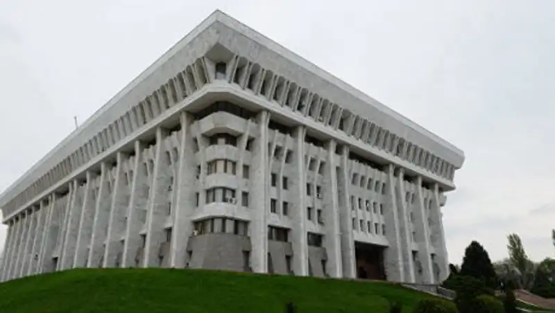 Комитет парламента Киргизии одобрил изменения в конституцию