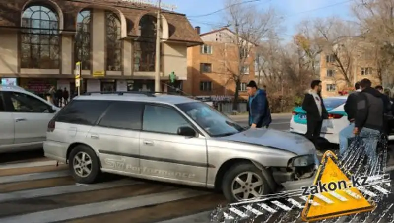 Затор образовался на одной из улиц Алматы из-за ДТП