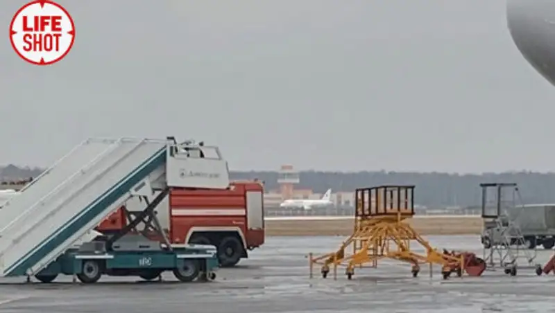 Самолет совершил экстренную посадку рядом с Домодедово