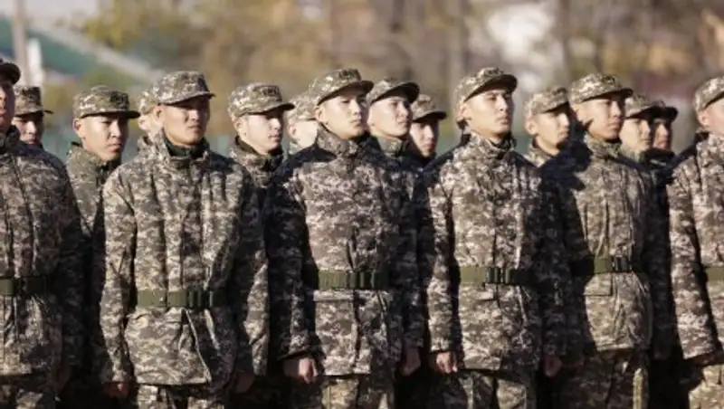 40 призывников из Атырау отправились на службу в Тараз