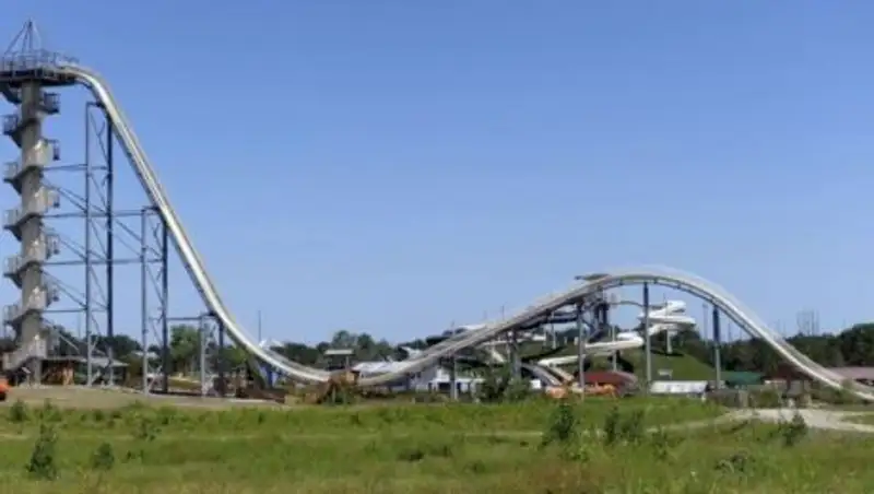 Сын американского конгрессмена умер на самой высокой водной горке в мире от травмы шеи