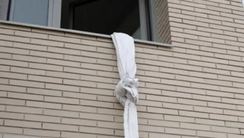 Мужчина попытался спуститься на простынях из окна многоэтажки в Усть-Каменогорске