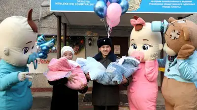 У Алматинского пожарного родилась тройня, фото - Новости Zakon.kz от 21.01.2023 17:44