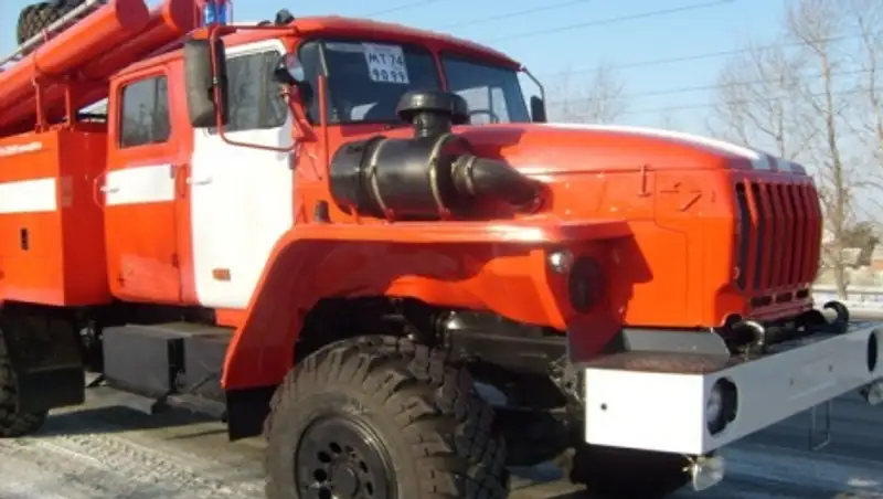 Водитель самостоятельно приехал на горящем авто в пожарную часть