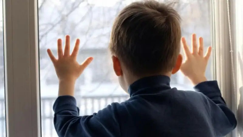 Мама обвиняет соседа в домогательствах к ее 7-летнему сыну в  Алматы