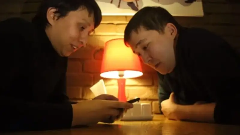 Казахстанские звезды "обсуждали" подарки на 8 марта в WhatsApp 