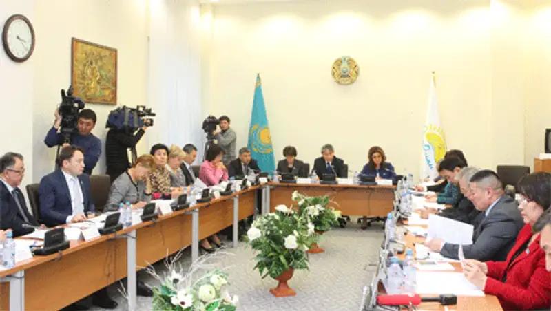 Проблемы организации питания школьникув обсудили сегодня в Мажилисе, фото - Новости Zakon.kz от 20.11.2013 00:20