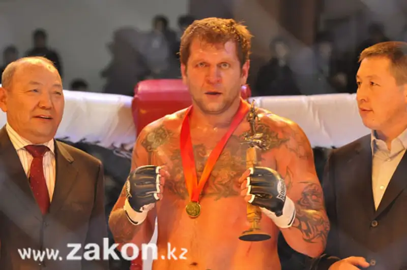 «Атилле» пришла «Смерть». Емельяненко выиграл в Алматы 18 бой в карьере (фото) «Атилле» пришла «Смерть». Емельяненко выиграл в Алматы 18 бой в карьере (фото), фото - Новости Zakon.kz от 22.12.2011 19:31