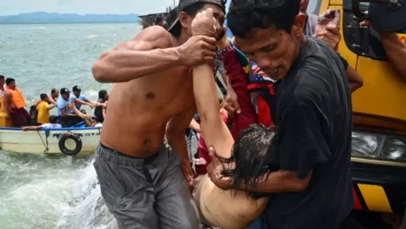 Число жертв крушения парома на Филиппинах достигло 42 человек