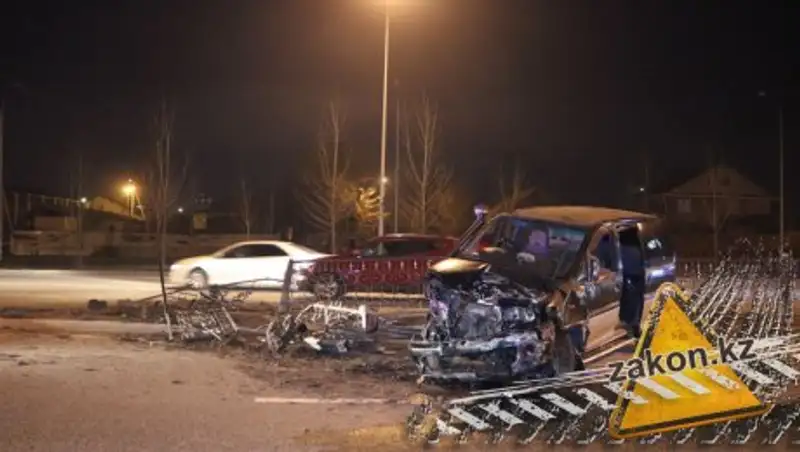 Из-за перебегавшего дорогу пешехода машина перевернулась на бок