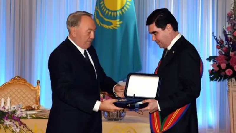 Назарбаев наградил Президента Туркменистана Орденом "Досты&#1179;" I степени
