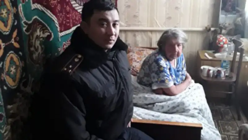 Полицейский вынес пенсионерку из задымленного дома