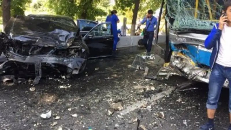 В Алматы произошло серьезное ДТП по проспекту Достык, 11 пострадавших