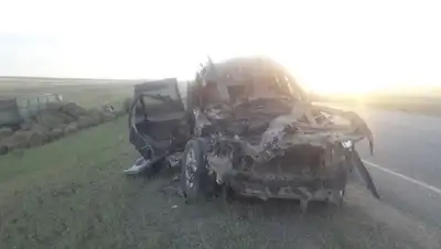 Грузовик смял Prado на трассе в Актюбинской области  , фото - Новости Zakon.kz от 26.07.2022 15:52