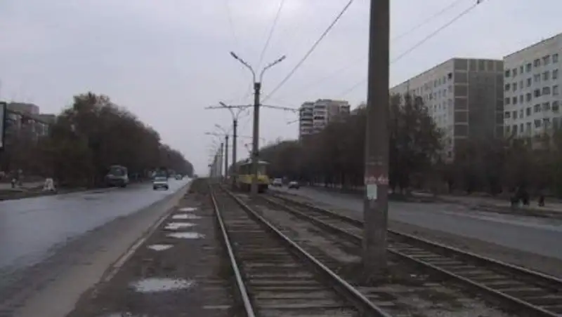 Алматинцы просят дорожную полицию разъяснить: можно ли ездить по трамвайным путям