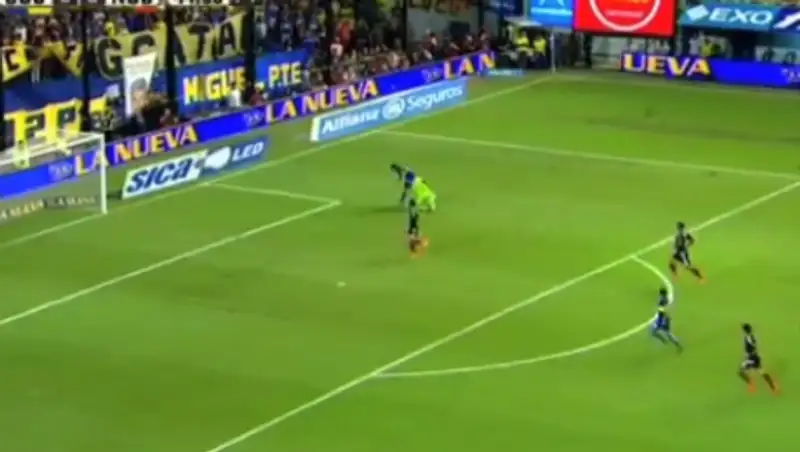 Тевес сломал челюсть вратарю «Ньюэллс Олд Бой»