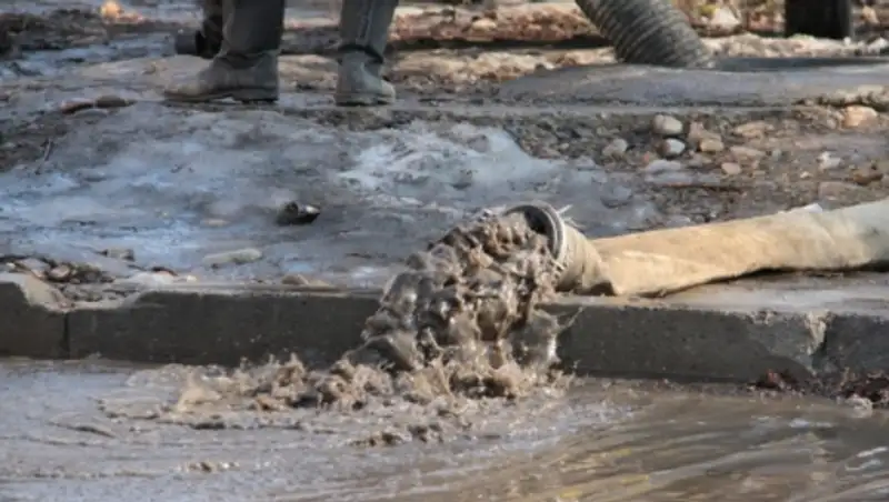 В Усть-Каменогорске откаченную с подтопленных улиц воду сливают в центре города