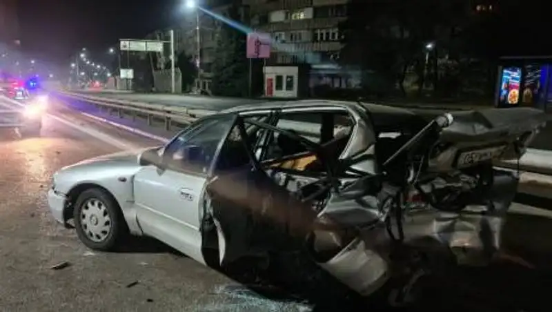 В Алматы Mercedes протаранил заглохший на дороге Mitsubishi: пострадал ребенок