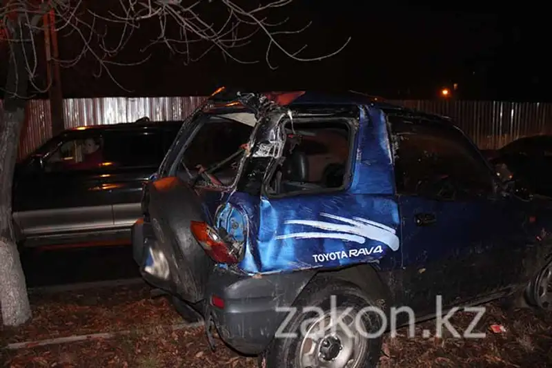 Тойота очутилась на разделительной аллее после неудачно совершенного маневра Тойота очутилась на разделительной аллее после неудачно совершенного маневра, фото - Новости Zakon.kz от 13.12.2013 16:23