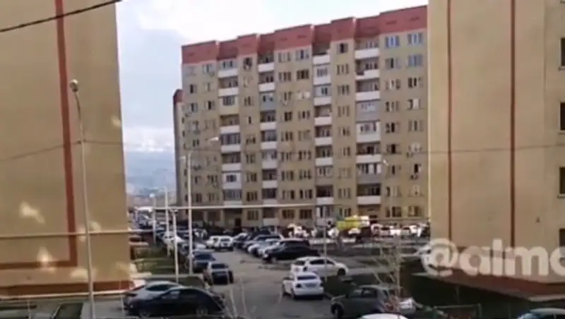 В Алматы ребенок разбился насмерть, выпав из окна