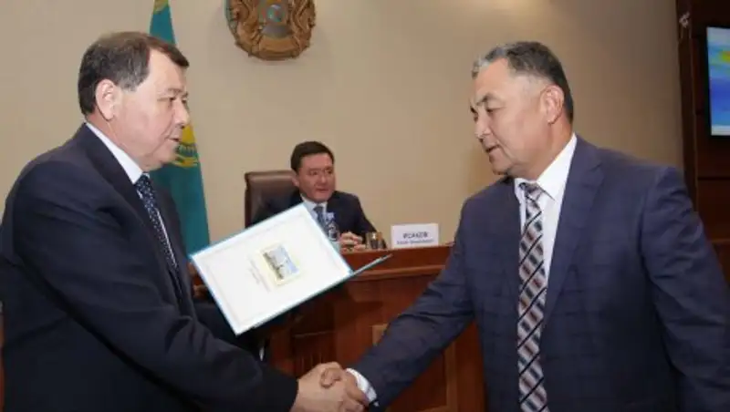 Жамбыл облысыны&#1187; &#1241;кімі К.К&#1257;кірекбаев  мемлекеттік &#1179;ызметкерлерді мерекесімен &#1179;&#1201;тты&#1179;тады