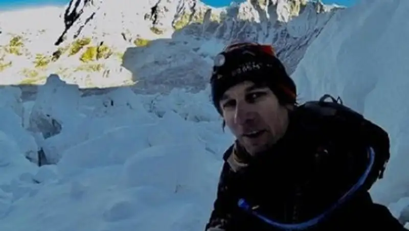 Альпинист-безбилетник спрятался в пещере на Эвересте