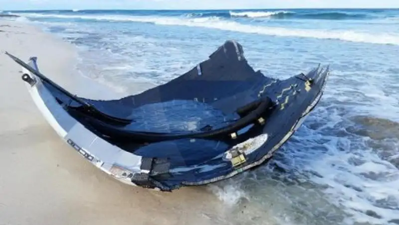 На фото попал спуск головного обтекателя Falcon 9 в атмосфере