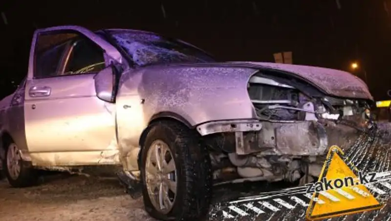 «Приора» врезалась в забор на аль-Фараби, осколками повредило три машины