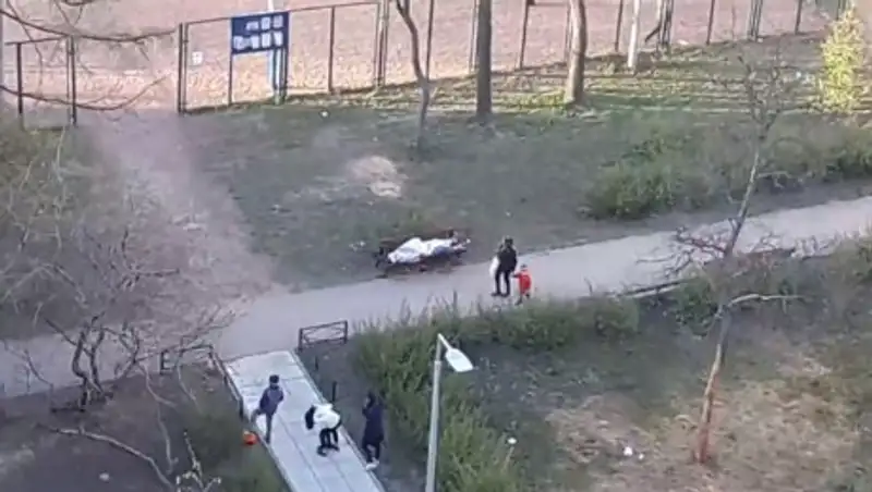 Дети играли рядом с оставленным медиками трупом в Петербурге