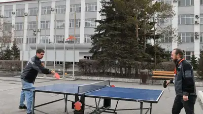 Сотрудники АО "АрселорМиттал Темиртау" могут играть в настольный теннис на площади управления комбината
