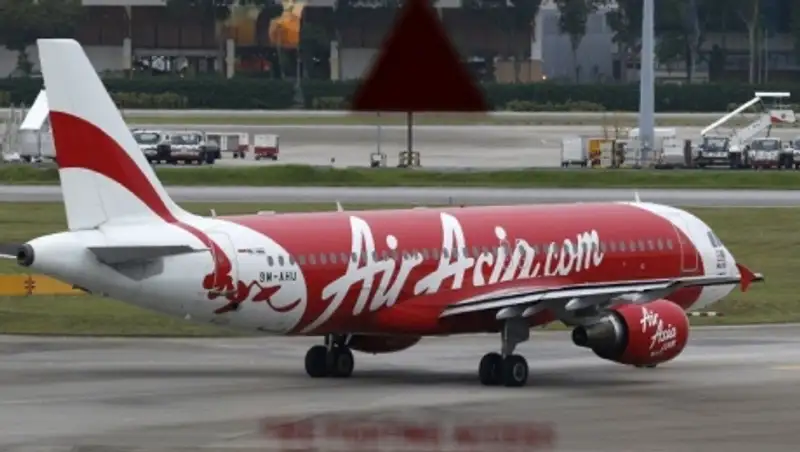 Следователи: оживленное судоходство мешает поискам "черных ящиков" самолета AirAsia