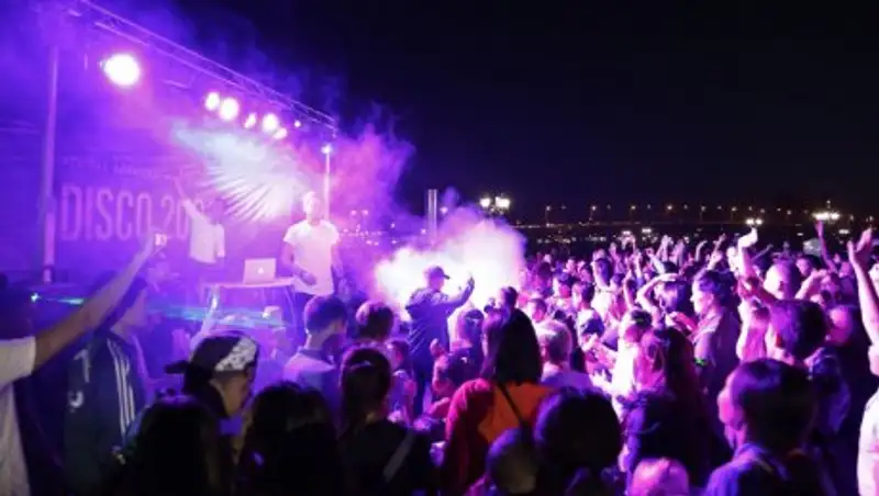 В Атырау организовали грандиозную дискотеку хитов 2000-х годов