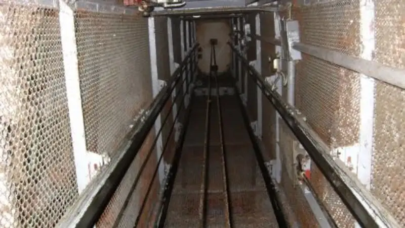 Капитан полиции упал в шахту лифта в Щучинске