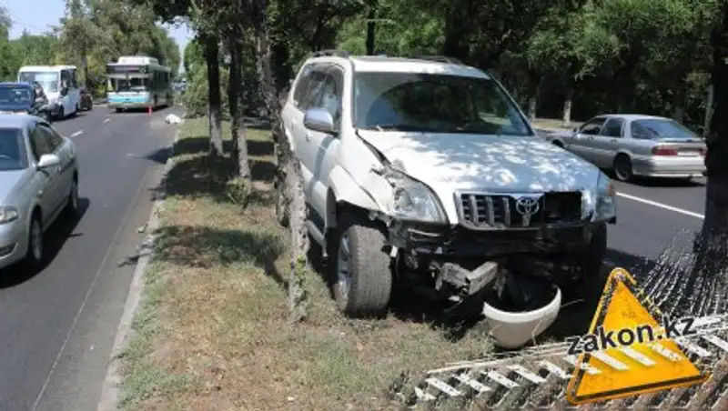 Пенсионерка погибла под колесами джипа в Алматы
