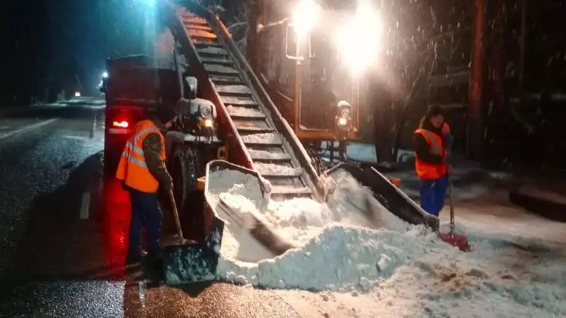 В Алматы выпало 15 см снега, коммунальщики работают не покладая рук, фото - Новости Zakon.kz от 10.02.2023 07:47