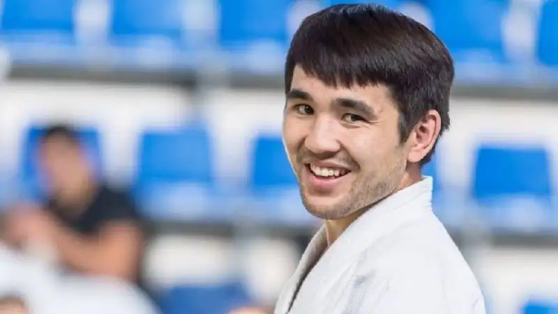 Арман Ашимов нокаутировал соперника в бою на голых кулаках