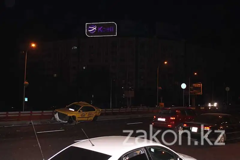 Две машины такси протаранил пьяный водитель Мерседеса в Алматы (фото) Две машины такси протаранил пьяный водитель Мерседеса в Алматы (фото), фото - Новости Zakon.kz от 18.11.2013 20:48