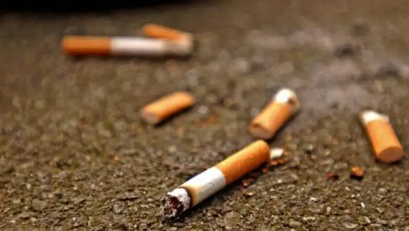 В Атырау за окурки дочери оштрафовали мать